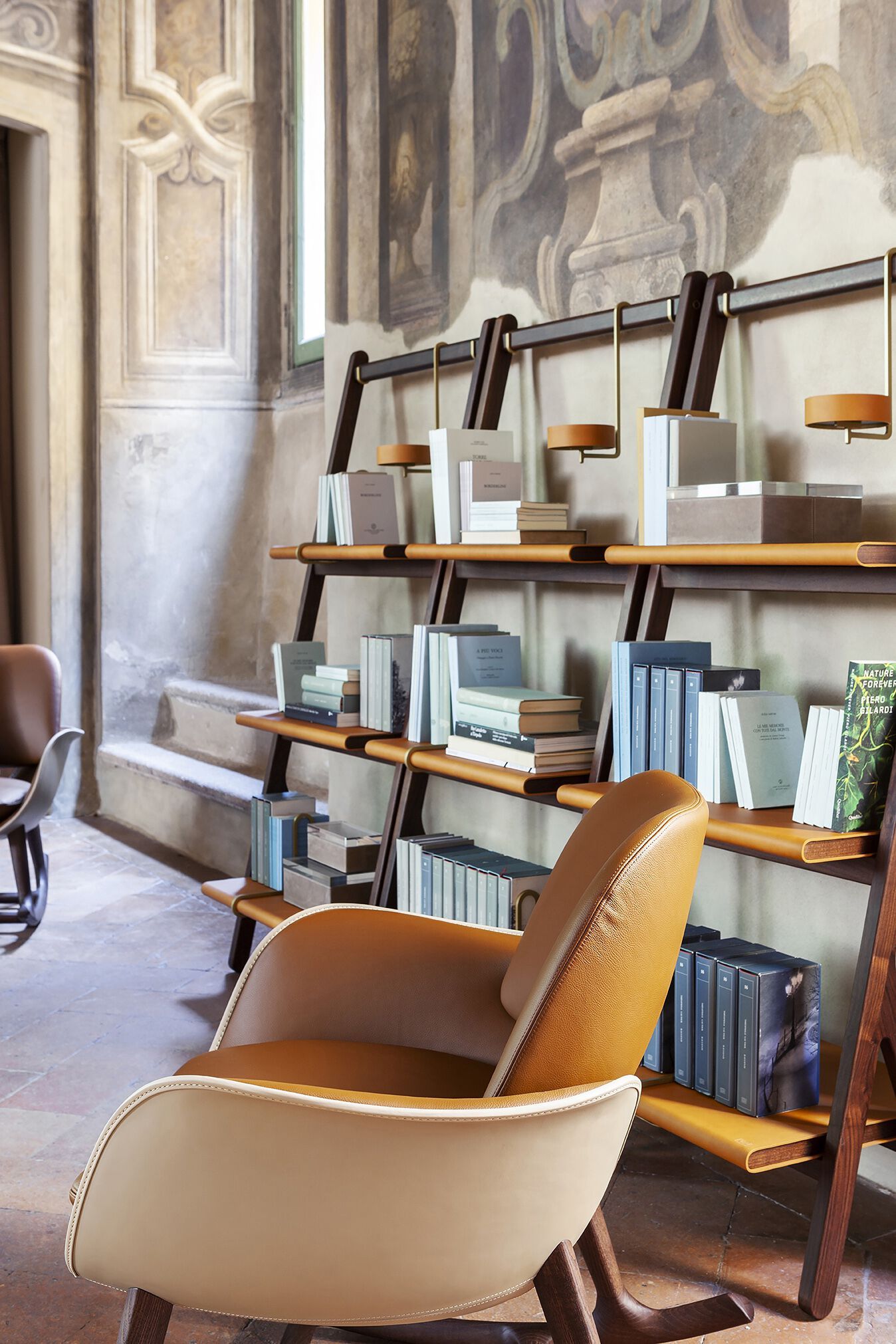 Книжный шкаф из массива дерева Poltrona Frau офис-системы управления ARCH-00092398 - Вид №6