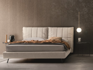 Тканевая кровать с высоким изголовьем