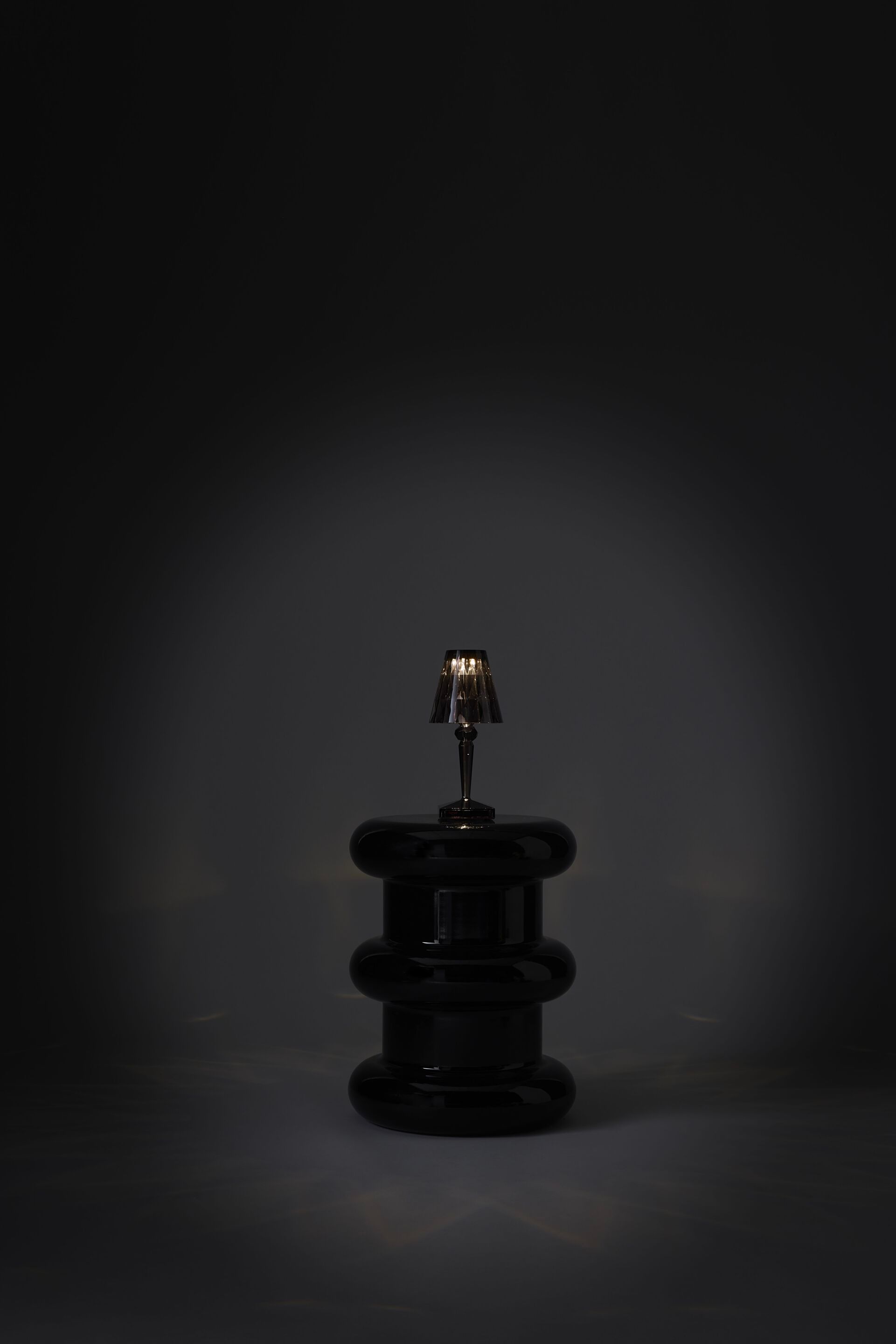 Светодиодная настольная лампа из инженерного пластика с батарейным питанием Kartell BATTERY ARCH-00018992 - Вид №17