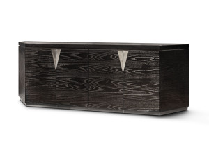 Деревянный шкаф с распашными дверями