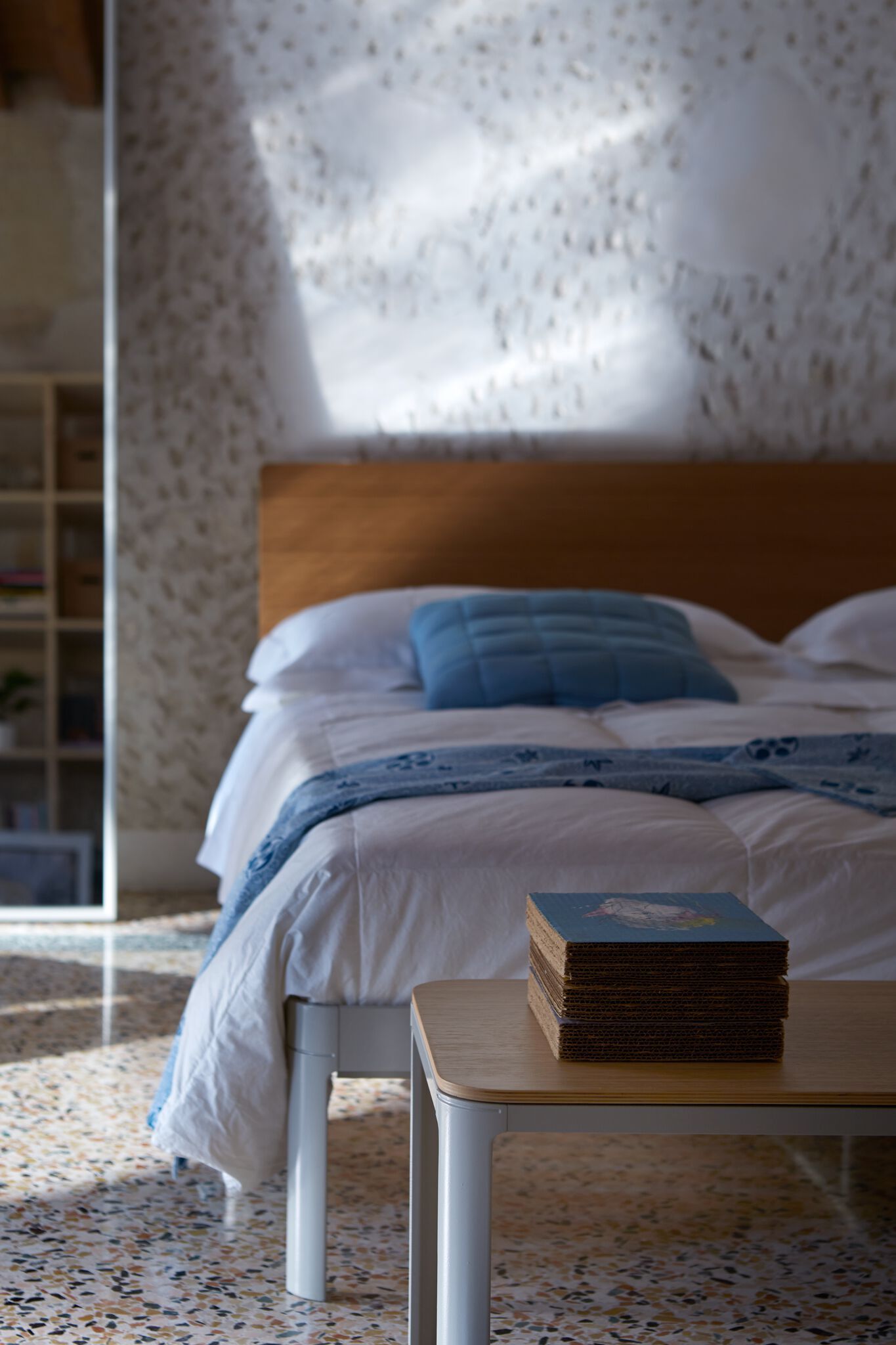 Алюминиевая двуспальная кровать с деревянным изголовьем isOnAir ALU MIN BED ARCH-00048439 - Вид №1