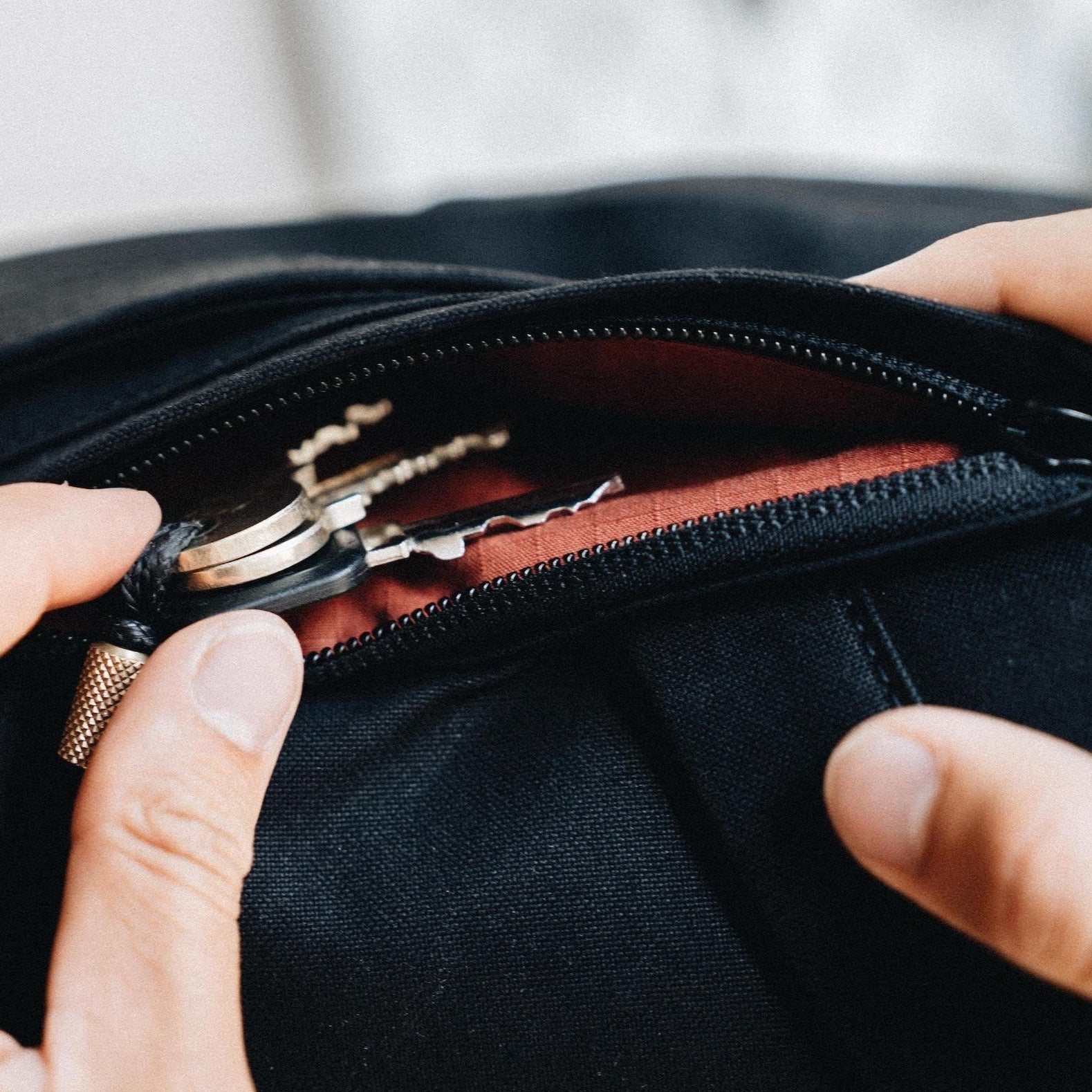 W301BLA-STO-BRA Ежедневная упаковка 21 л - камень / латунь Wingback  - Вид №9