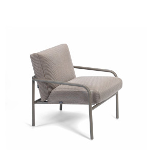 Тканевое кресло с подлокотниками