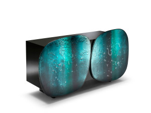 Шкаф из цветного стекла со встроенным освещением с распашными дверями