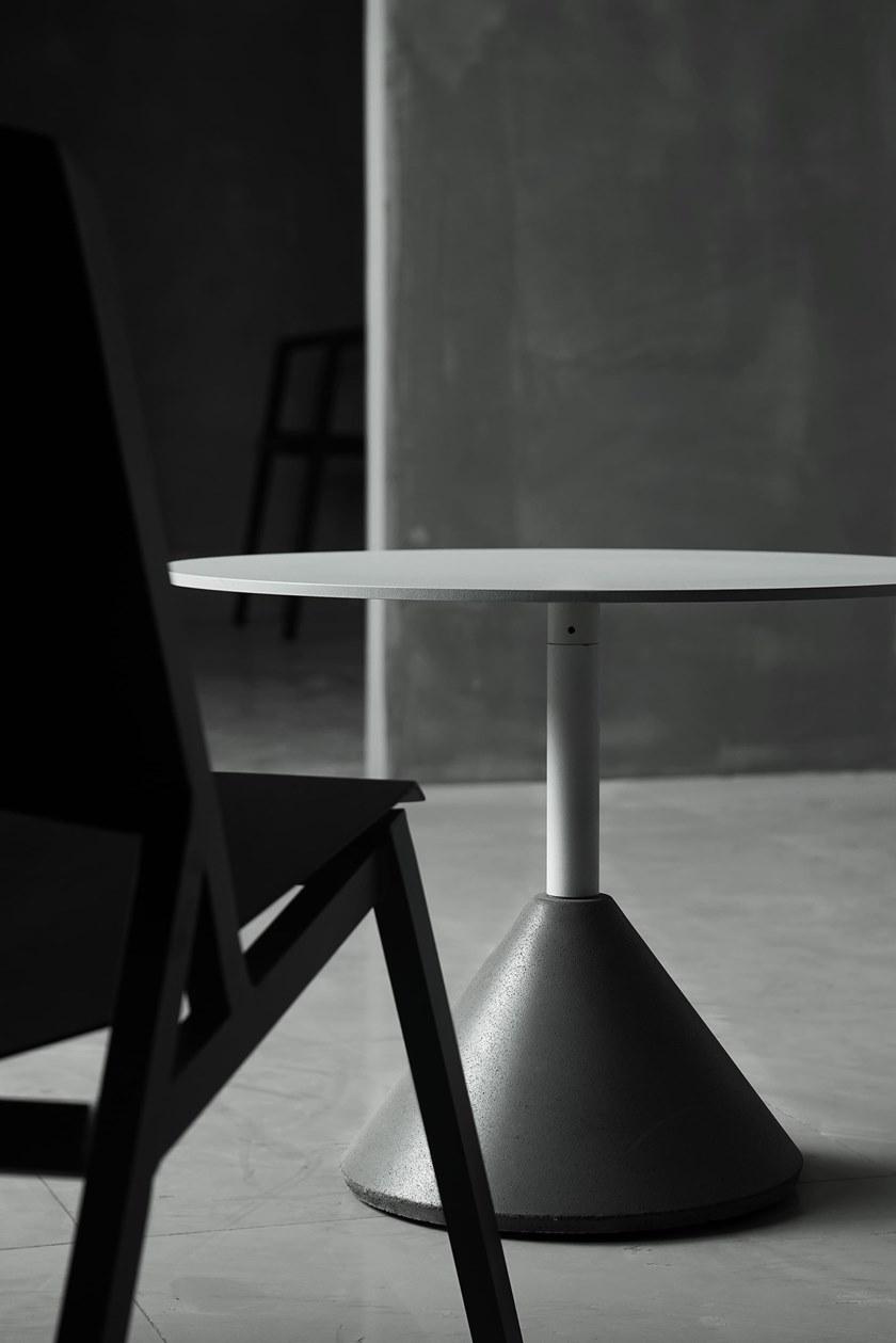 Bentu Design Круглый бетонный журнальный столик с алюминиевой столешницей Ding C239052-c239042  - Вид №1