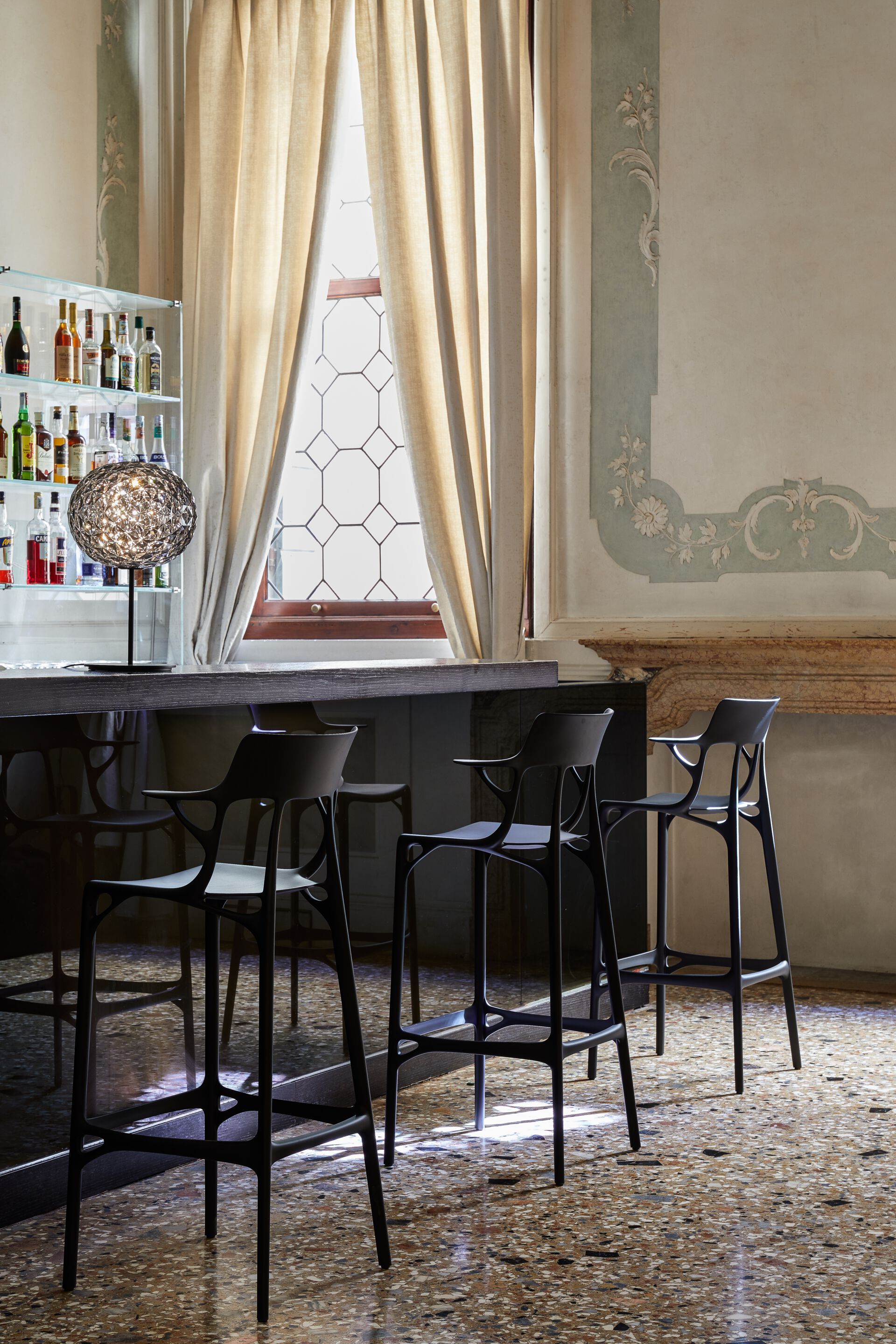 Светодиодная настольная лампа из инженерного пластика Kartell Planet ARCH-00065305 - Вид №2