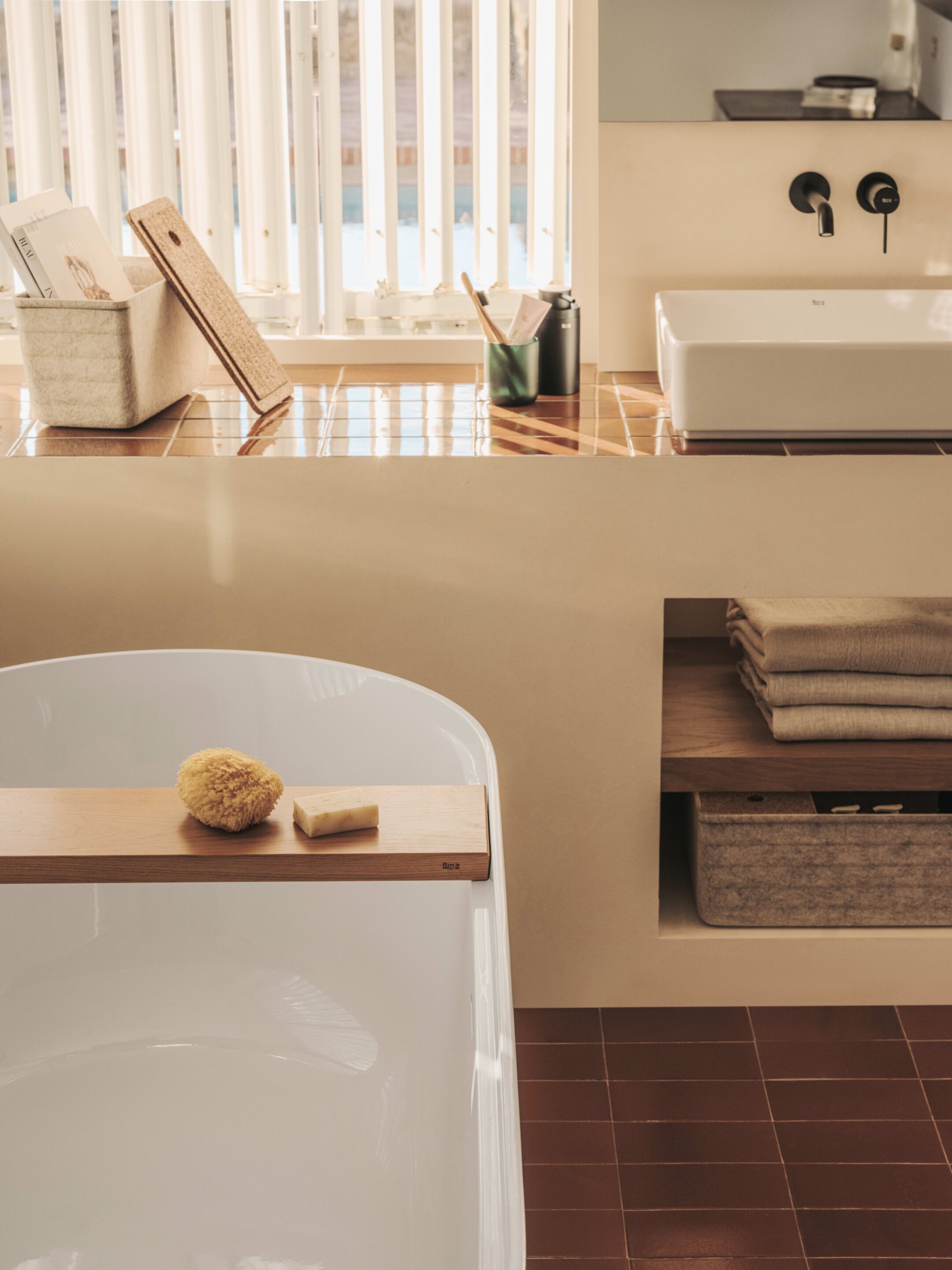 Овальная ванна в центре комнаты в Stonex® Roca Tura ARCH-00058759 - Вид №22