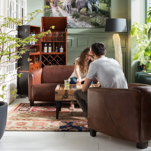 Деревянный барный шкаф на колесах