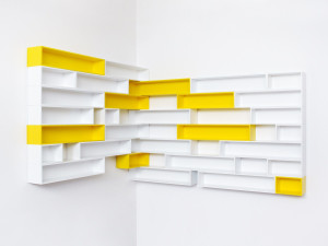 Угловой настенный книжный шкаф