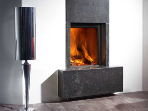 Встроенный дровяной камин на стене