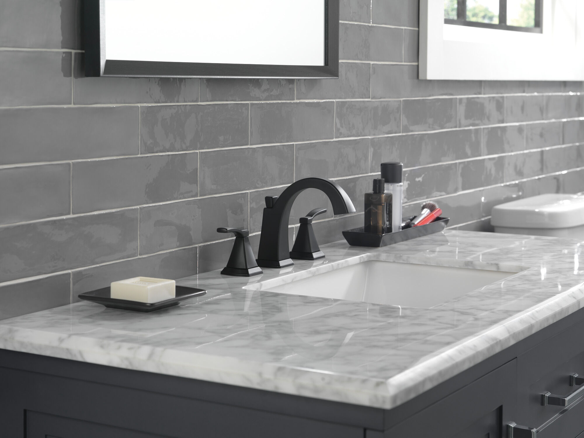 35768LF-BL Смеситель для ванной комнаты с двумя ручками Delta Faucet Flynn Матовый черный  - Вид №3