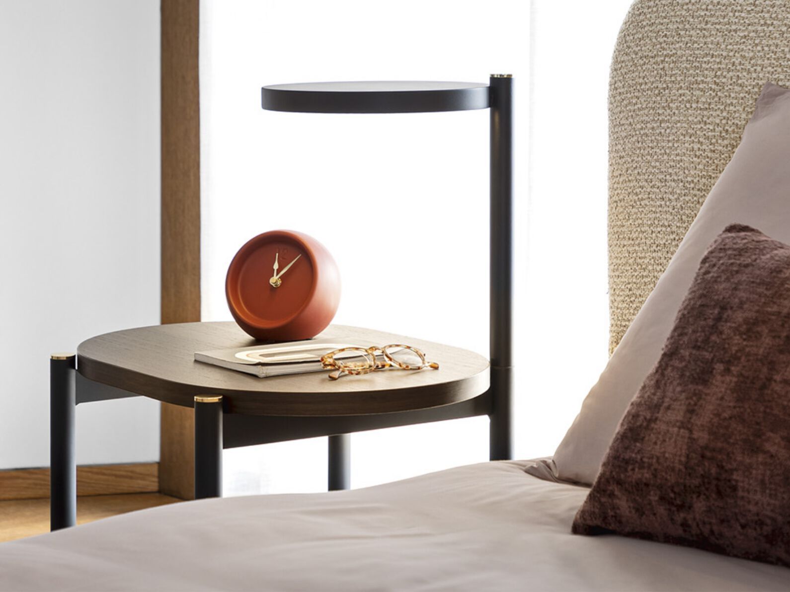 Овальная тумбочка из шпона с освещением Calligaris Madame ARCH-00122910