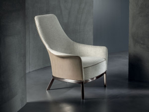 Тканевое кресло с подлокотниками