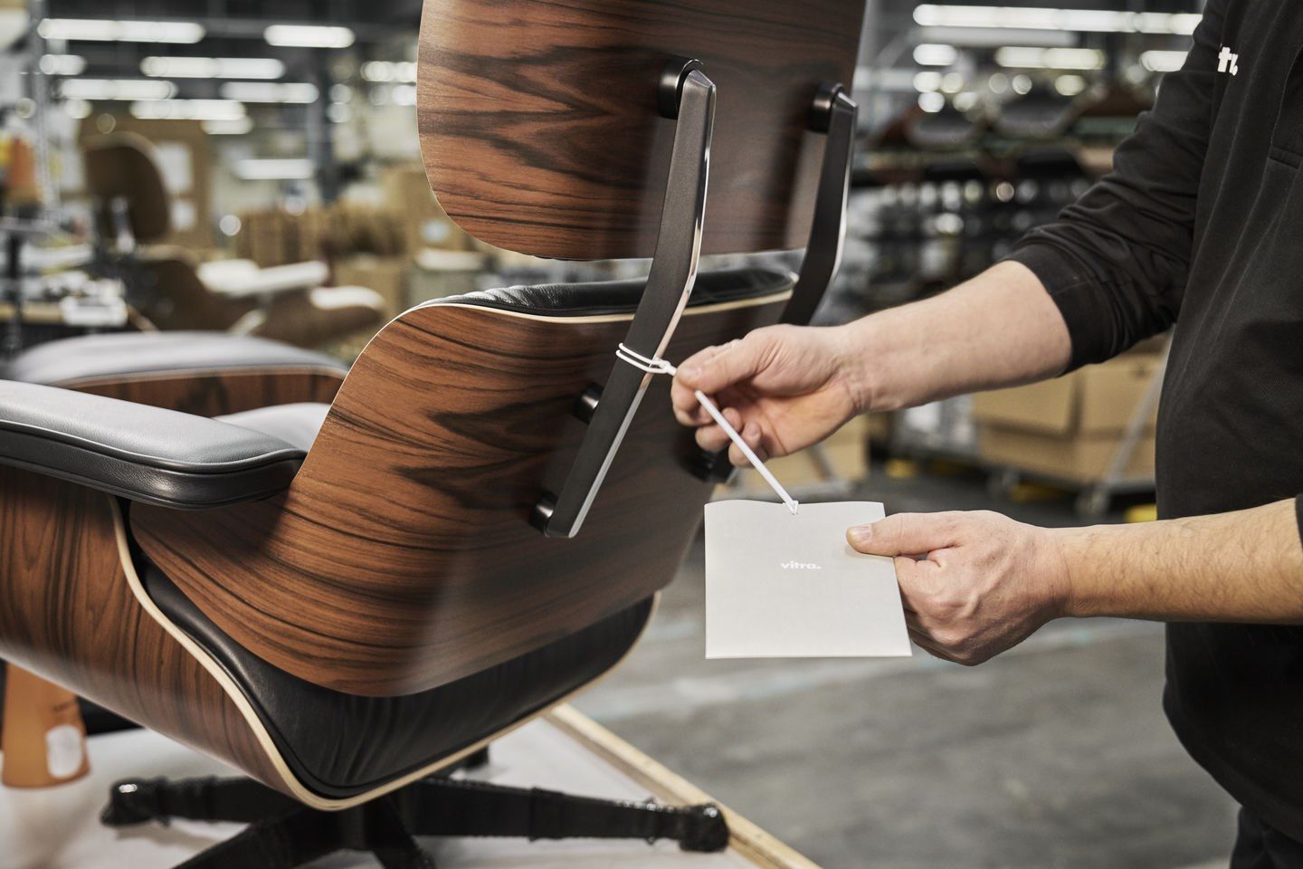 Кожаное вращающееся кресло с подставкой для ног VITRA Eames Lounge Chair ARCH-00107694 - Вид №17