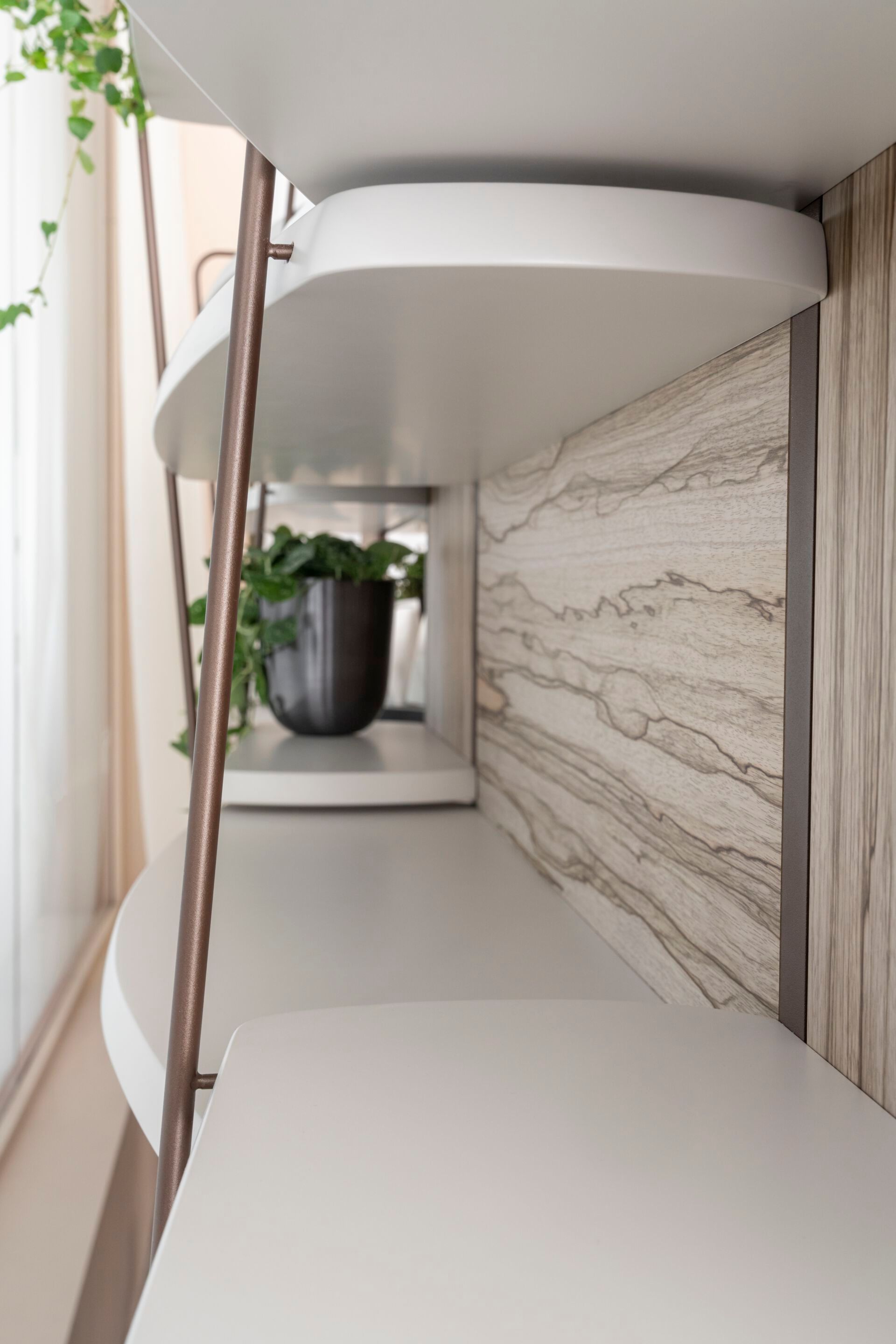 Деревянный двухсторонний самонесущий книжный шкаф Bizzotto Italia Aequilibrium ARCH-00071950 - Вид №1