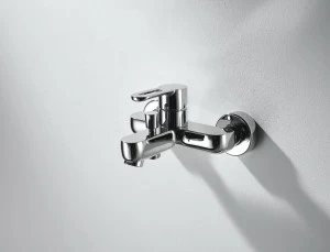 Смеситель для ванны короткий излив с аксессуарами STREAM-D F637163C-B bravat