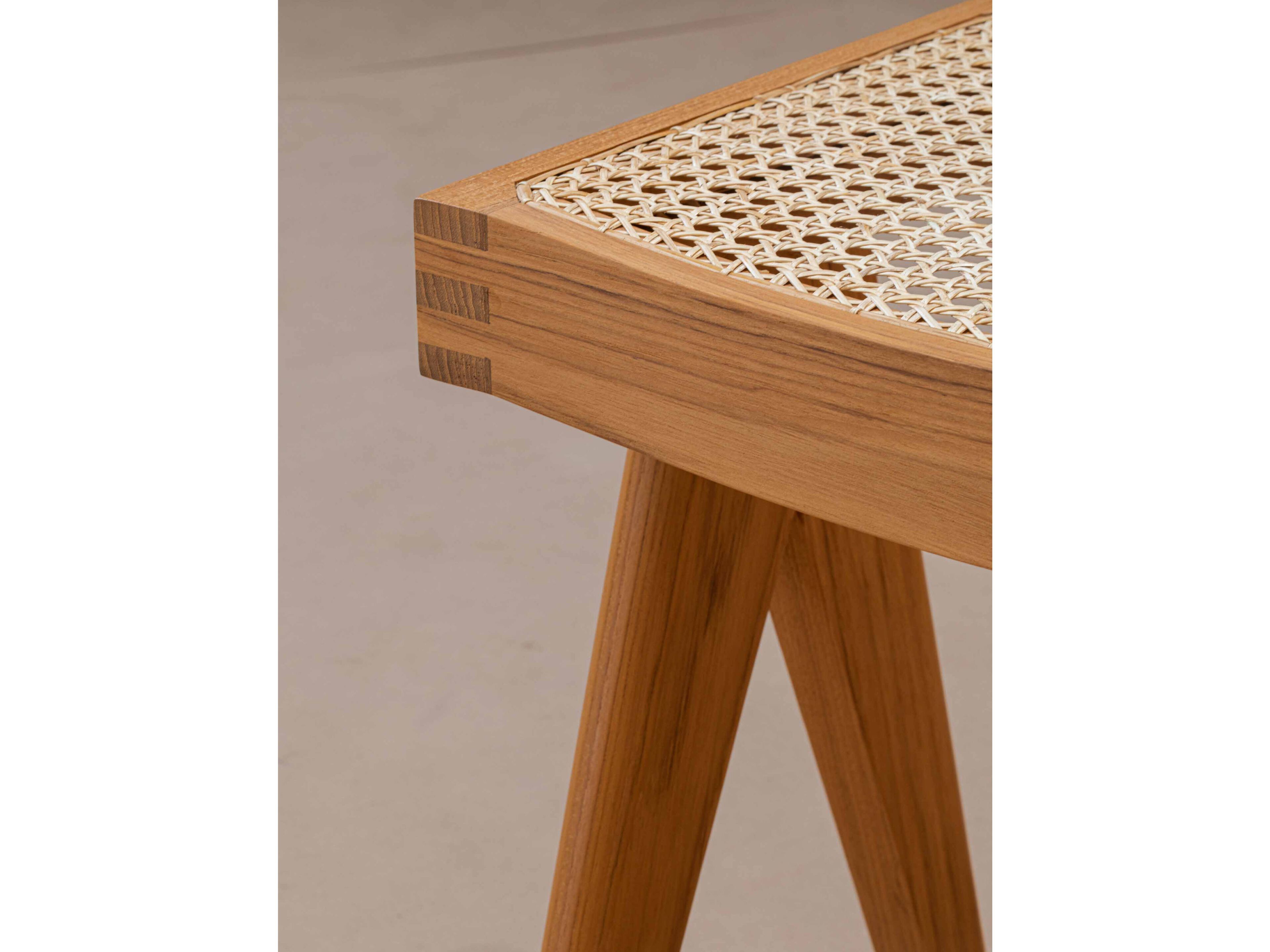 Низкий стул из тикового дерева Phantom Hands Project Chandigarh ARCH-00001037