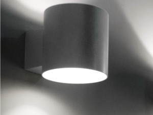 Металлический настенный светильник