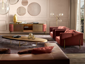 Кожаное кресло с подлокотниками