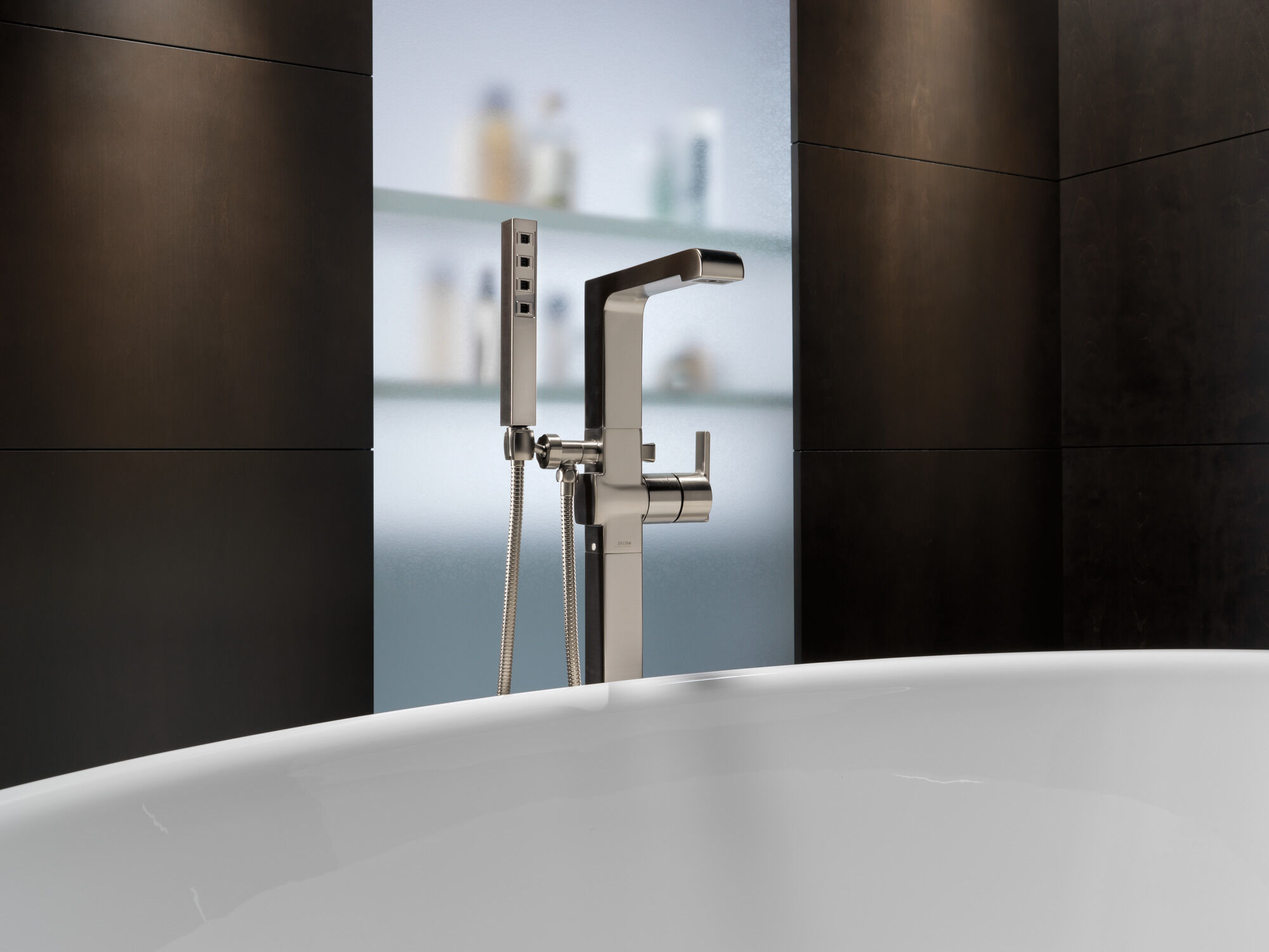 T4767-SSFL Напольная накладка для ванны с одной ручкой и ручным душем Delta Faucet Ara Нержавеющая сталь - Вид №3