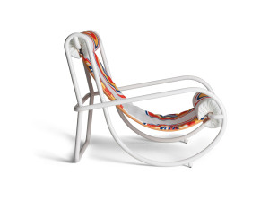 Тканевый шезлонг с подлокотниками