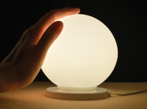 Светодиодная настольная лампа из дутого стекла