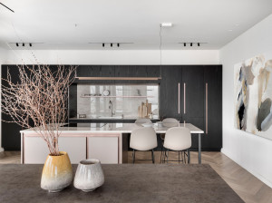 Линейная кухня с праздничным островом