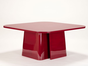 Лакированный деревянный квадратный стол