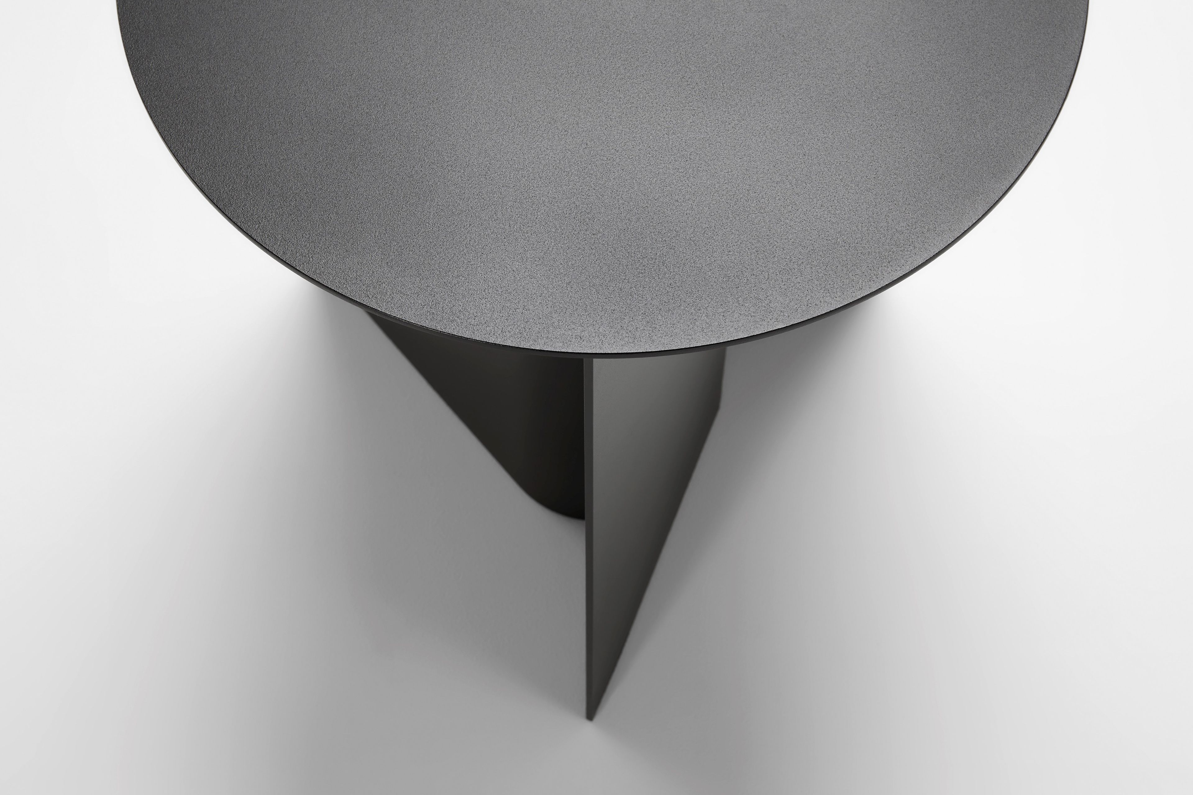 Алюминиевый круглый низкий журнальный столик с порошковым покрытием Ross Gardam ARCH-00041152 - Вид №6