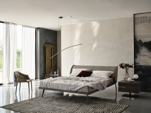 Кожаная двуспальная кровать с мягким изголовьем