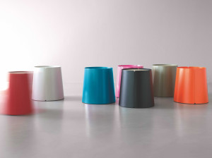 Круглый металлический журнальный столик для контракта с колесами