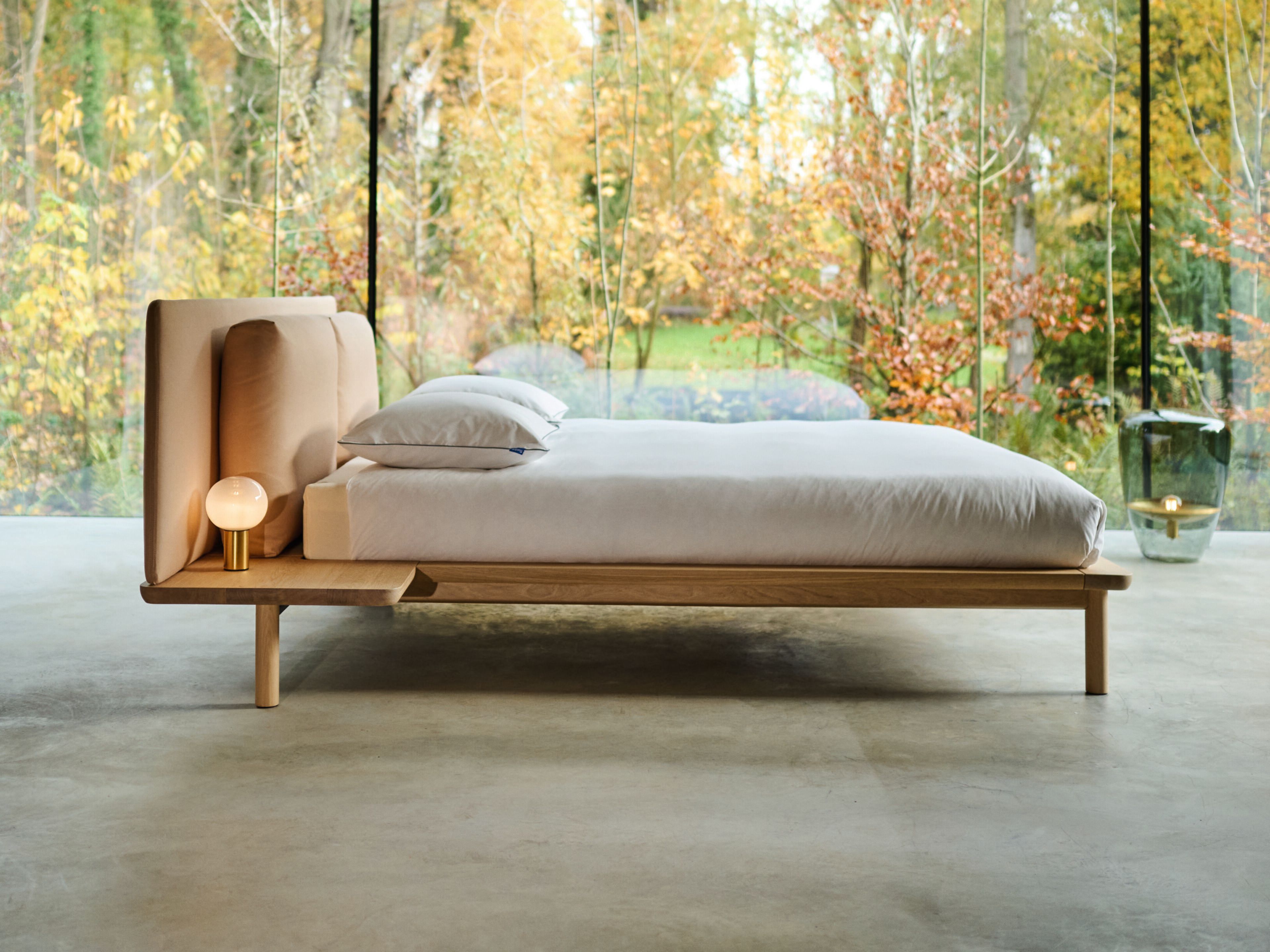 Двуспальная кровать из массива дерева и ткани со встроенными тумбочками Auping NOBLE ARCH-00145904