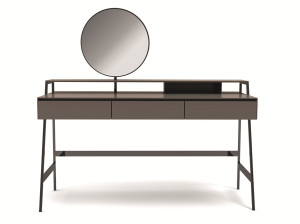 Деревянный туалетный столик