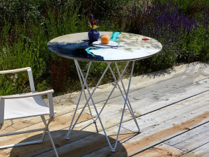 Круглый стол из фаянса и нержавеющей стали