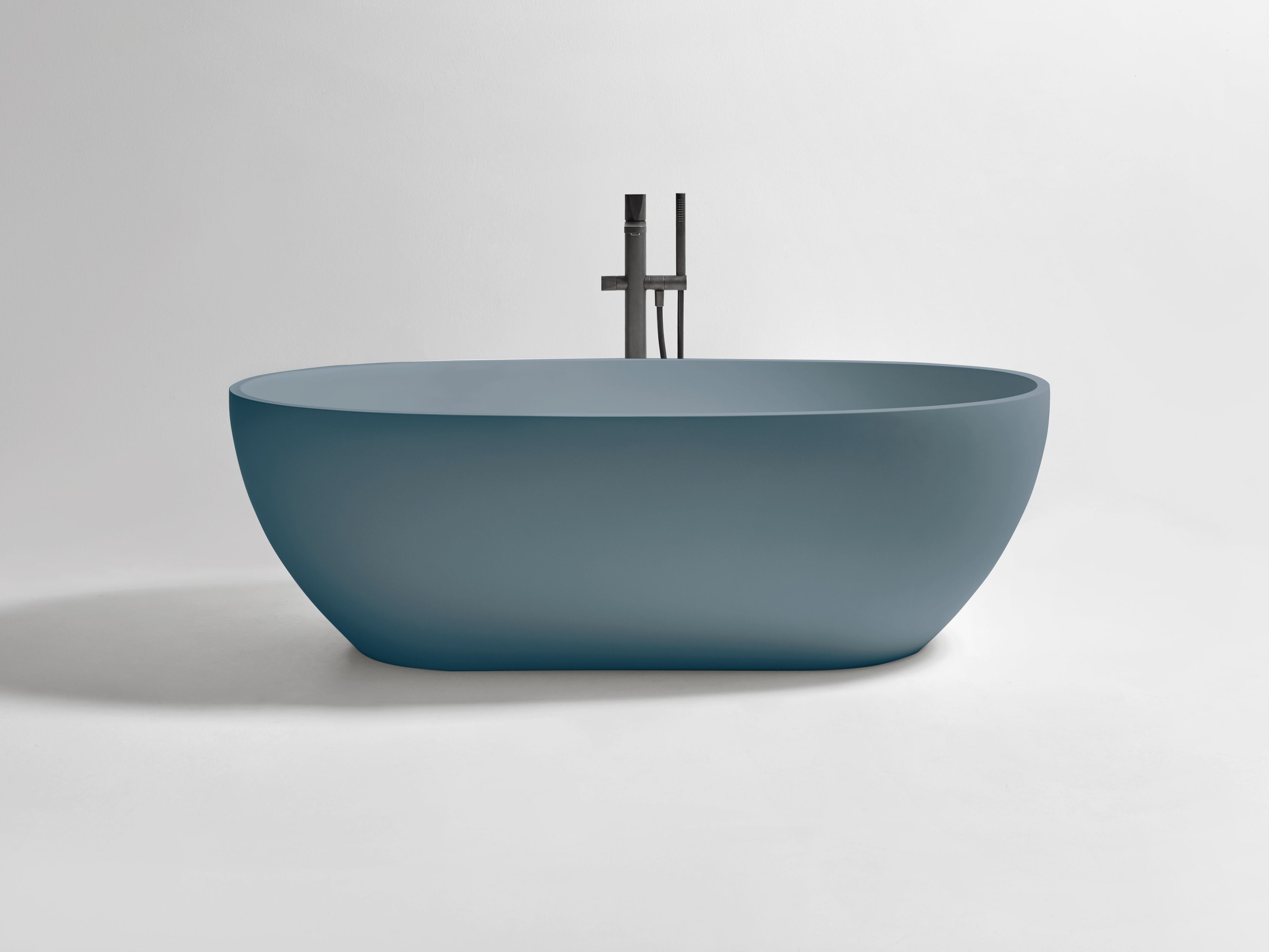 Овальная ванна в центре комнаты в Colormood Antoniolupi REFLEXLIGHT ARCH-00023725 - Вид №4