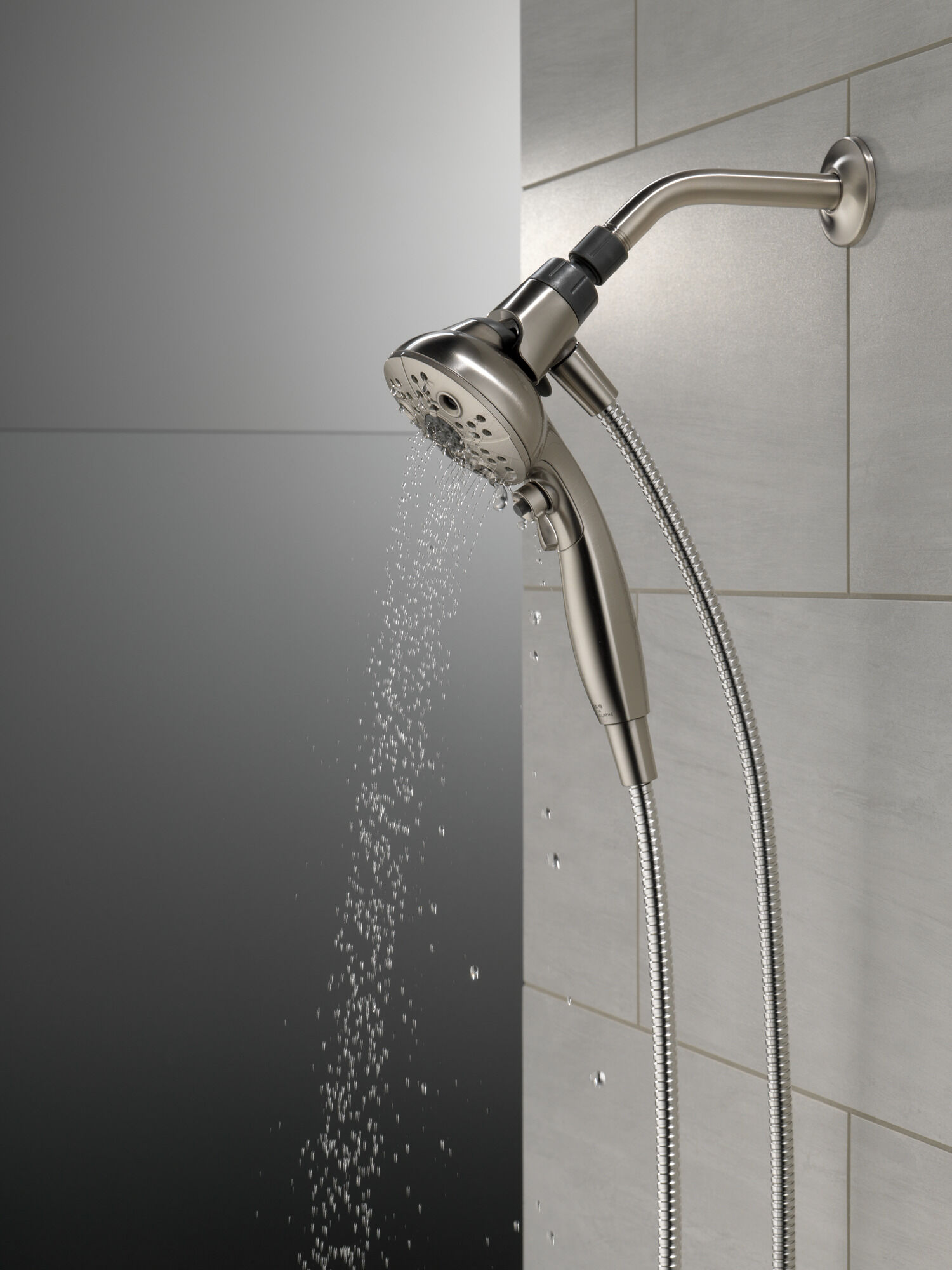 Ручной душ SureDock ™ с 5 настройками Delta Faucet 75507SN - Вид №18