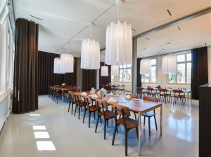 Деревянный обеденный стол