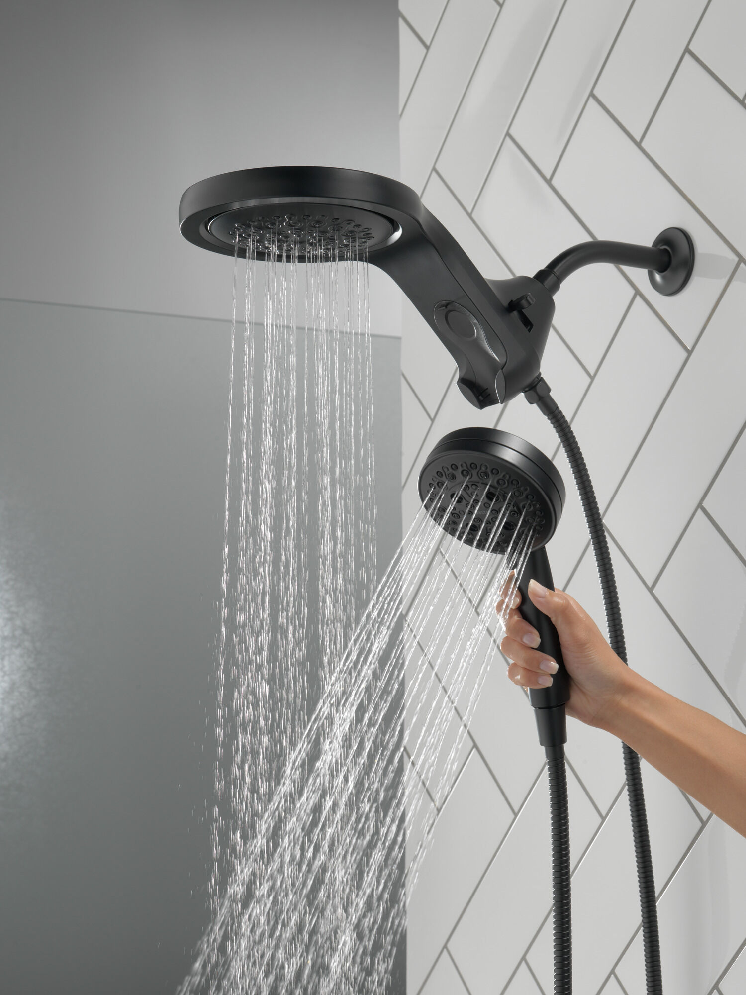 58680-BL HydroRain® H2Okinetic® 5-регулировочная душевая лейка два в одном Delta Faucet Universal Showering Матовый черный  - Вид №6