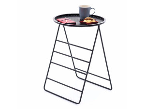 Высокий окрашенный металлический журнальный столик с подносом