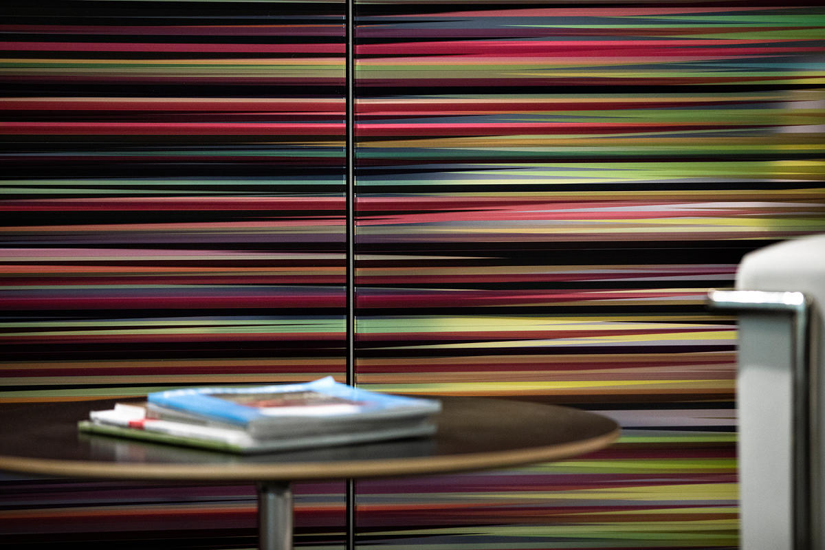 FSRT654 Деталь выравнивающей системы облицовки стен с панелями из вивихромного хромового стекла с промежуточным слоем индивидуального цвета, показанная в конфигурации отражения с отделкой pearlex +, нержавеющая сталь с отделкой каймой и внешний открытый у Forms-surfaces  - Вид №13