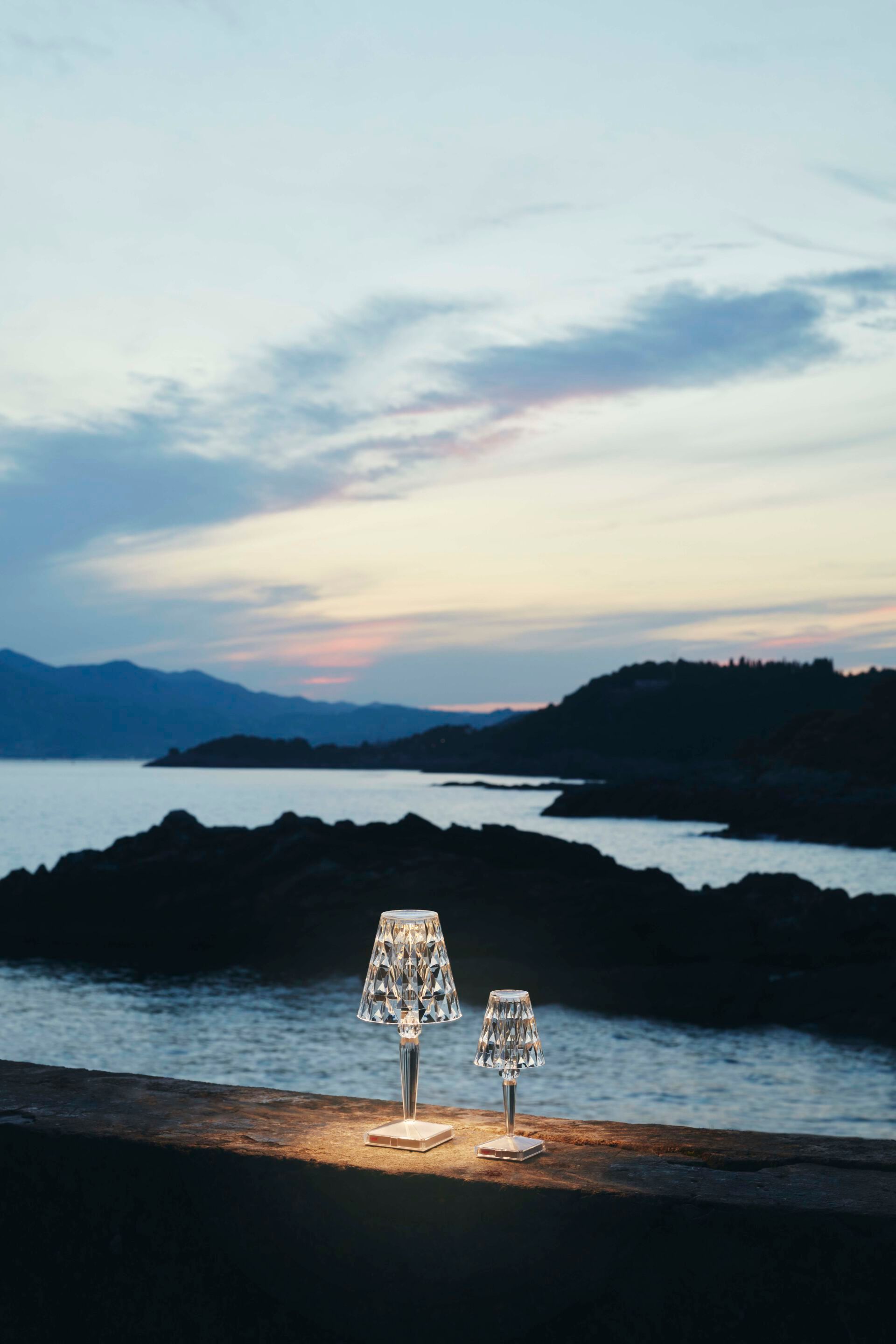 Светодиодная настольная лампа из инженерного пластика с батарейным питанием Kartell BATTERY ARCH-00018992 - Вид №29