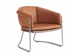 Мягкое кожаное кресло с подлокотниками