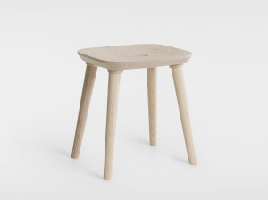 Твердый деревянный низкий стул