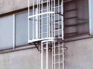 Frigerio Carpenterie Неподвижный вертикальный морской трап с защитным каркасом