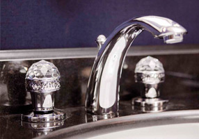 Gentry Home Смеситель для умывальника на три отверстия с выдвижным краном Crystal Темное золото GH102440 - Вид №1