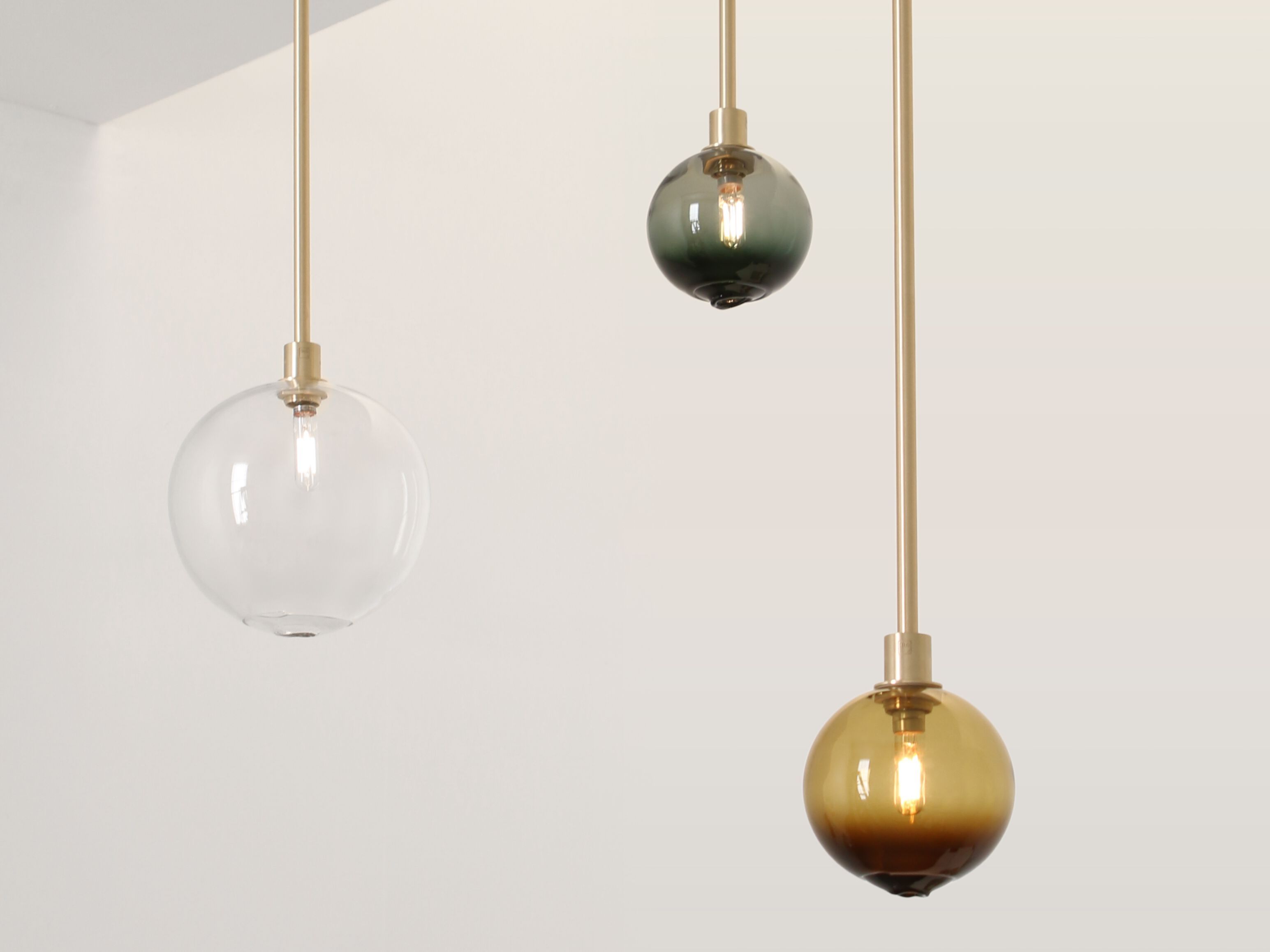 Подвесной светильник из латуни и выдувного стекла SkLO Stem ARCH-00086435