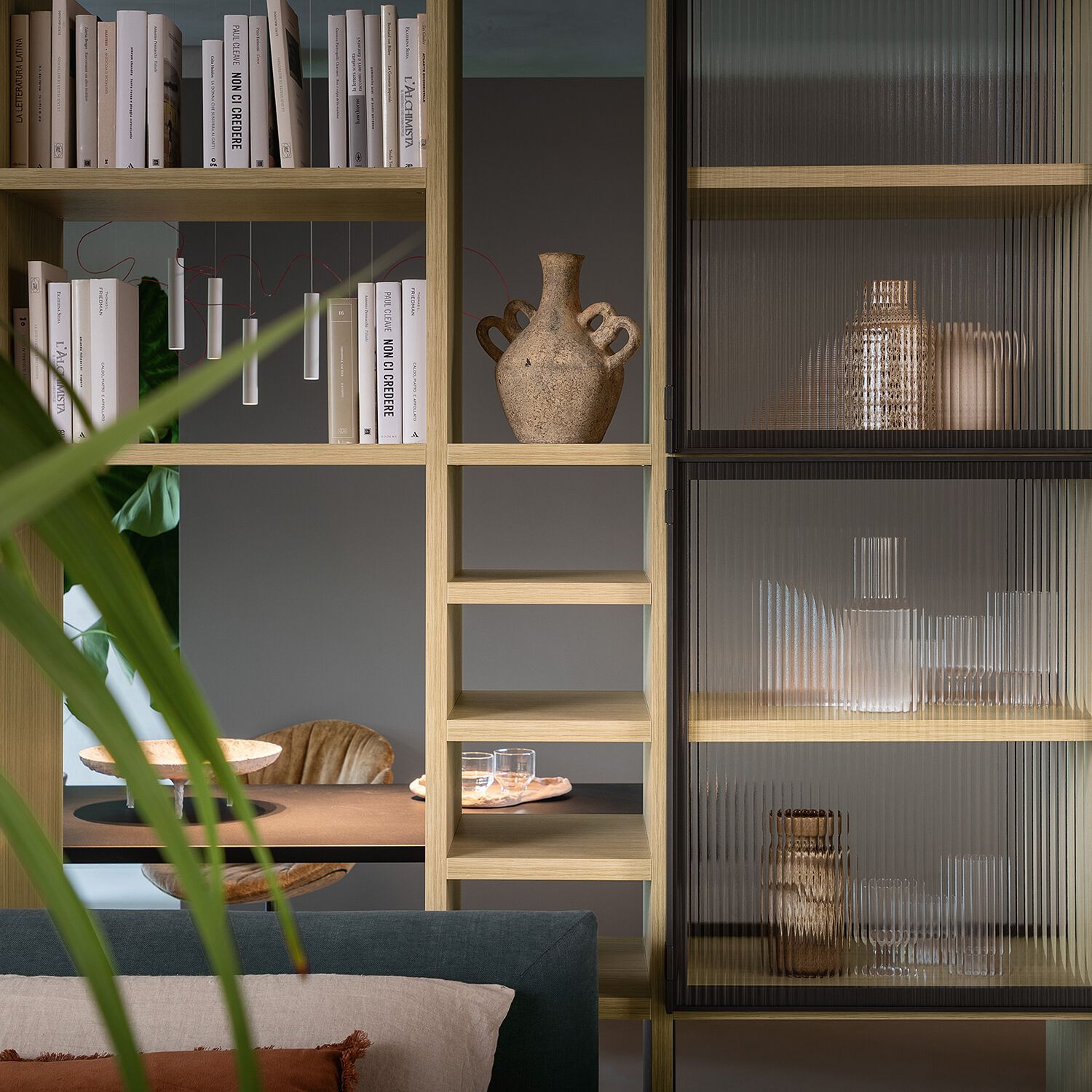 Двухсторонний книжный шкаф из дерева и стекла с креплением пол-потолок Zalf Freespace ARCH-00039199 - Вид №1