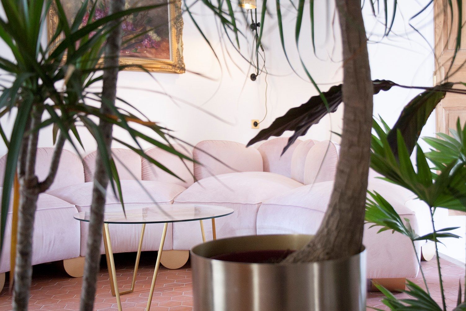 Бархатный изогнутый диван CREARTE COLLECTIONS Lab Cotignac ARCH-00088287 - Вид №3