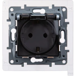 Розетка встраиваемая Legrand Etika с заземлением с крышкой и шторками IP44 цвет алюминий
