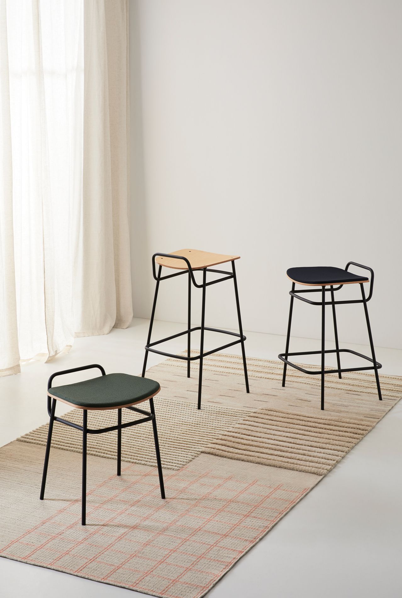 Низкий металлический стул с мягким сиденьем Blasco&Vila Fosca ARCH-00052268 - Вид №1